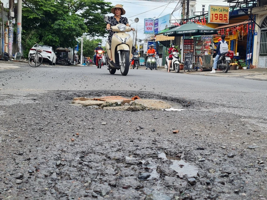 Mặt đường xuống cấp xuất hiện nhiều ổ gà. Ảnh: VŨ HỘI Mặt đường xuống cấp xuất hiện nhiều ổ gà. Ảnh: VŨ HỘI