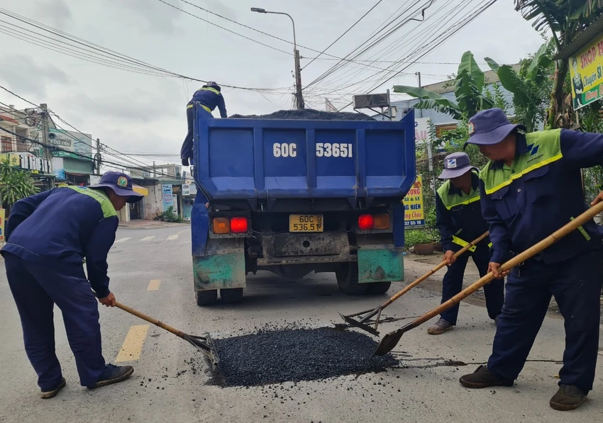 Những ổ gà như bẫy trên đường đã được duy tu. Ảnh: VH Những ổ gà như bẫy trên đường đã được duy tu. Ảnh: VH