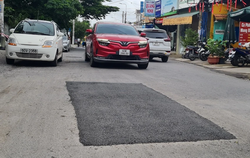 Mặt đường được vá để đảm bảo an toàn cho người tham gia giao thông. Ảnh: VH Mặt đường được vá để đảm bảo an toàn cho người tham gia giao thông. Ảnh: VH