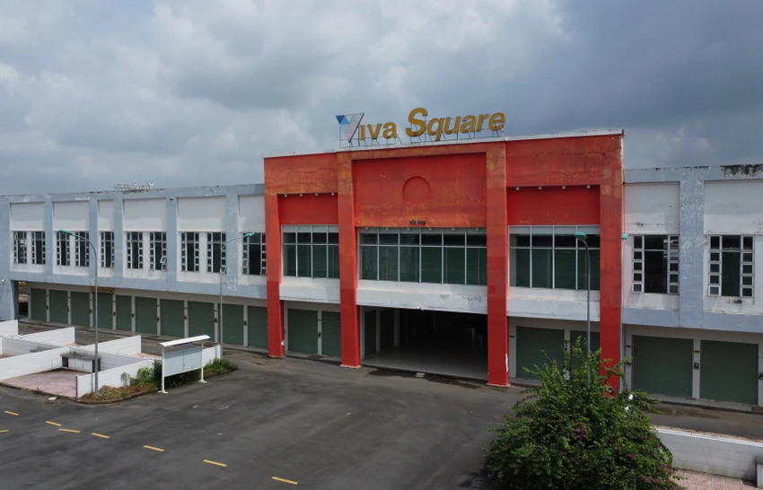 Chủ đầu tư đã hoàn thành thi công một hạng mục hạ tầng xã hội là trung tâm thương mại, hiện đang nghiệm thu đưa vào sử dụng, công viên nhưng không có người đành phải đóng cửa. Chủ đầu tư đã hoàn thành thi công một hạng mục hạ tầng xã hội là trung tâm thương mại, hiện đang nghiệm thu đưa vào sử dụng, công viên nhưng không có người đành phải đóng cửa.