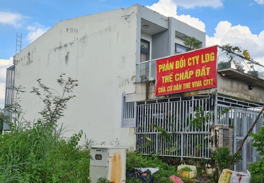 Theo lãnh đạo Sở Tài nguyên và Môi trường tỉnh Đồng Nai, đến nay công ty LDG đã được cấp 1.658 sổ với tổng diện tích hơn 18,8ha. Công ty đã thế chấp 894 sổ hồng mang tên công ty cho các tổ chức tín dụng. Đến nay, công ty đã làm thủ tục xóa thế chấp 298 sổ, còn đang thế chấp 596 sổ hồng. Theo lãnh đạo Sở Tài nguyên và Môi trường tỉnh Đồng Nai, đến nay công ty LDG đã được cấp 1.658 sổ với tổng diện tích hơn 18,8ha. Công ty đã thế chấp 894 sổ hồng mang tên công ty cho các tổ chức tín dụng. Đến nay, công ty đã làm thủ tục xóa thế chấp 298 sổ, còn đang thế chấp 596 sổ hồng.