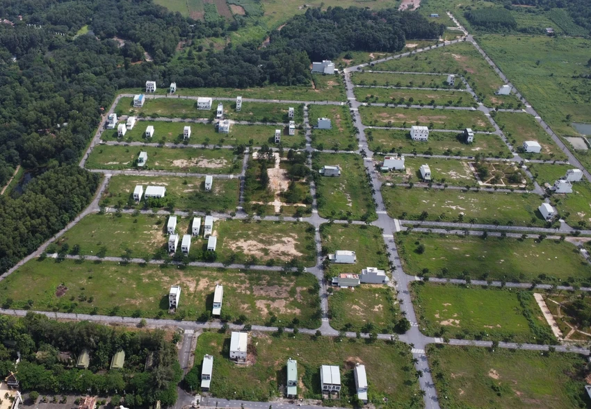 Hơn 10 năm trước, công ty LDG đã bán cho hàng ngàn khách hàng các nền đất bằng hình thức “hợp đồng góp vốn, hợp đồng nguyên tắc”. Nhiều khách hàng đã đóng gần đủ tiền theo hợp đồng, đã nhận đất và xây dựng nhà ở nhưng cả chục năm này vẫn chưa nhận được sổ hồng như hợp đồng đã ký. Cả khu dân cư có rất ít người dân về đây ở. Hơn 10 năm trước, công ty LDG đã bán cho hàng ngàn khách hàng các nền đất bằng hình thức “hợp đồng góp vốn, hợp đồng nguyên tắc”. Nhiều khách hàng đã đóng gần đủ tiền theo hợp đồng, đã nhận đất và xây dựng nhà ở nhưng cả chục năm này vẫn chưa nhận được sổ hồng như hợp đồng đã ký. Cả khu dân cư có rất ít người dân về đây ở.