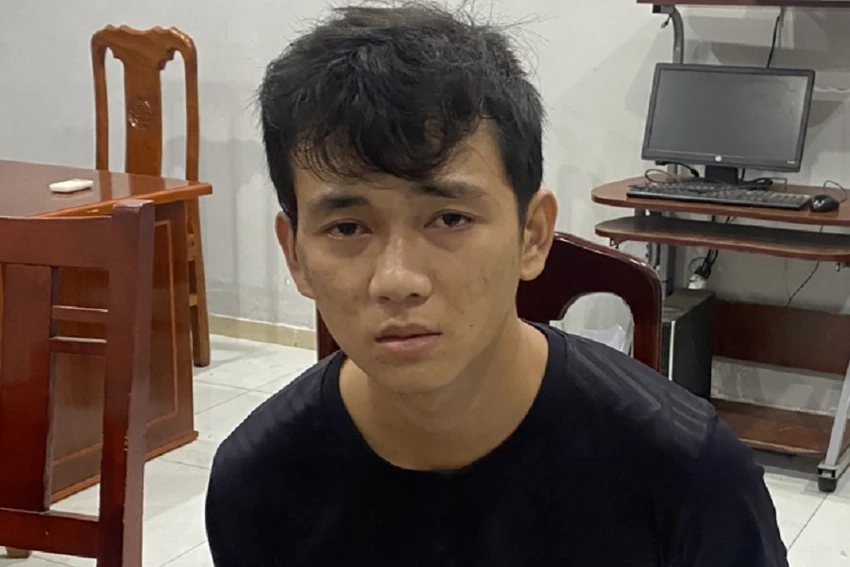 Lê Tấn Đạt bị bắt ngay sau khi bỏ chạy. Ảnh: VH. Lê Tấn Đạt bị bắt ngay sau khi bỏ chạy. Ảnh: VH.