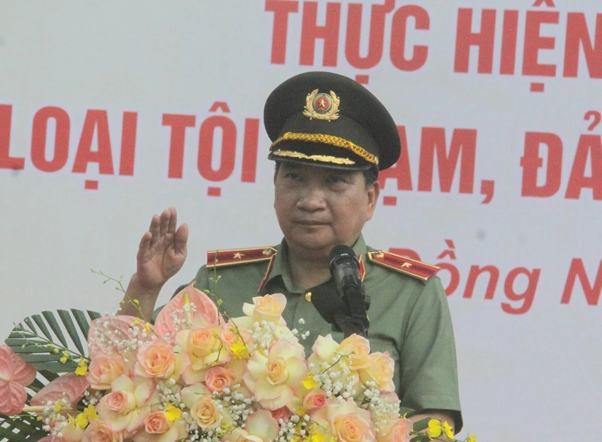 Thiếu tướng Nguyễn Sỹ Quang, Giám đốc Công an tỉnh Đồng Nai, phát biểu tại buổi lễ. Ảnh: VŨ HỘI Thiếu tướng Nguyễn Sỹ Quang, Giám đốc Công an tỉnh Đồng Nai, phát biểu tại buổi lễ. Ảnh: VŨ HỘI