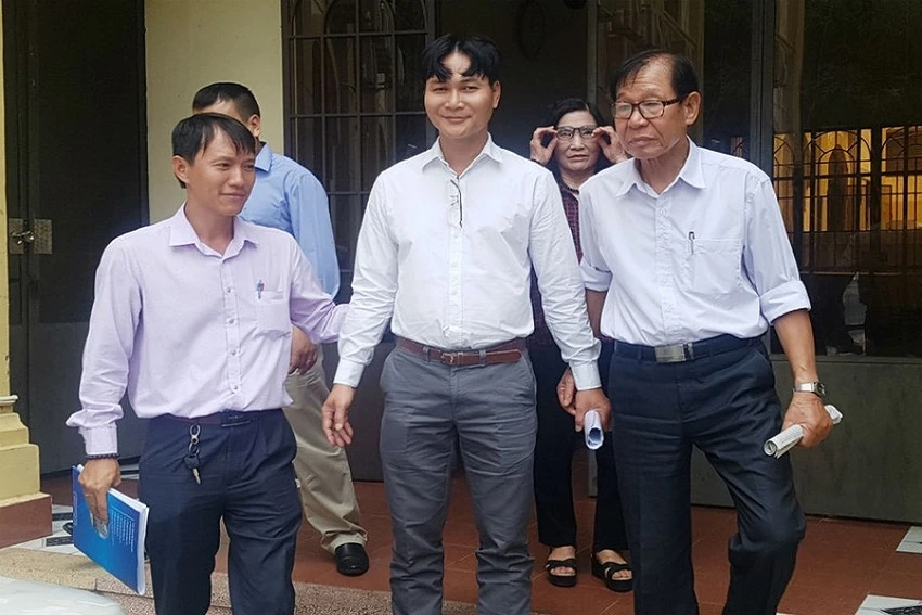 Ông Vũ Trần Vinh (giữa) bước ra từ phòng xét xử của TAND tỉnh Đồng Nai vào ngày 13- 9 -2018. Ảnh: VŨ HỘI. Ông Vũ Trần Vinh (giữa) bước ra từ phòng xét xử của TAND tỉnh Đồng Nai vào ngày 13- 9 -2018. Ảnh: VŨ HỘI.