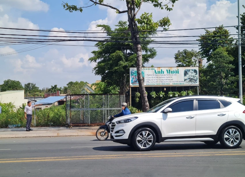 Phần đất hộ gia đình bà Hùng hiện HTX Gò Me cho thuê bán cây kiểng. Ảnh: VH. Phần đất hộ gia đình bà Hùng hiện HTX Gò Me cho thuê bán cây kiểng. Ảnh: VH.
