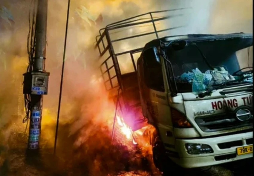 Xe tải chở hàng đang chạy bốc cháy dữ dội trên Quốc lộ 51 ảnh 1 Xe tải chở hàng đang chạy bốc cháy dữ dội trên Quốc lộ 51 ảnh 1
