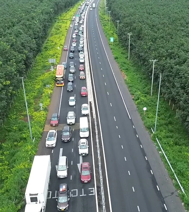 Dòng xe kéo dài khoảng 2 km từ đoạn giao nhau giữa 2 cao tốc đến trạm thu phí đặt trên cao tốc Phan Thiết - Dầu Giây. Ảnh: VH. Dòng xe kéo dài khoảng 2 km từ đoạn giao nhau giữa 2 cao tốc đến trạm thu phí đặt trên cao tốc Phan Thiết - Dầu Giây. Ảnh: VH.