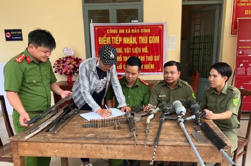 Người dân ở xã Bảo Bình, huyện Cẩm Mỹ giao nộp súng đạn Ảnh: CTV. Người dân ở xã Bảo Bình, huyện Cẩm Mỹ giao nộp súng đạn Ảnh: CTV.