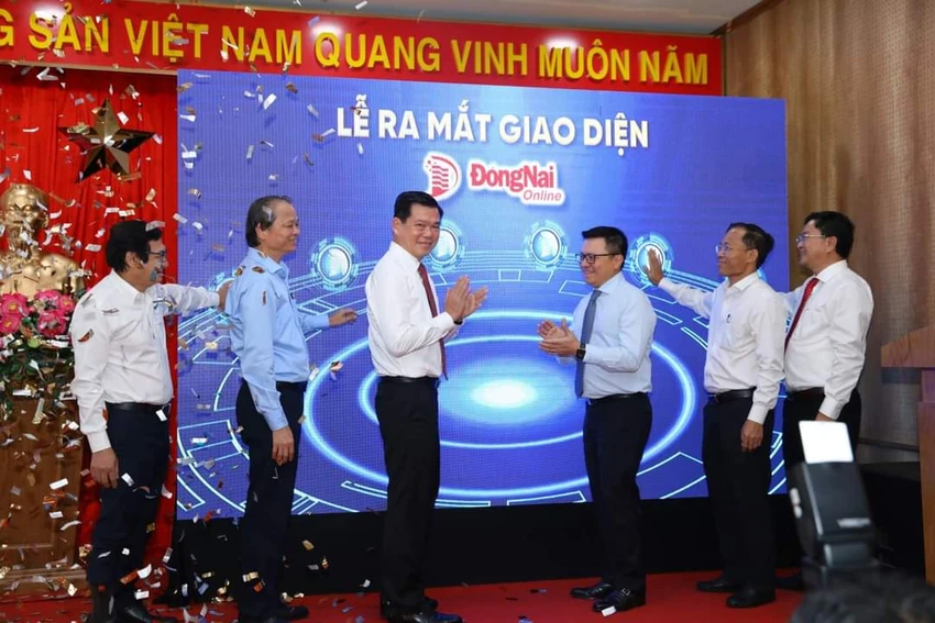 Các đại biểu thực hiện nghi thức ra mắt giao diện mới. Ảnh: AH. Các đại biểu thực hiện nghi thức ra mắt giao diện mới. Ảnh: AH.