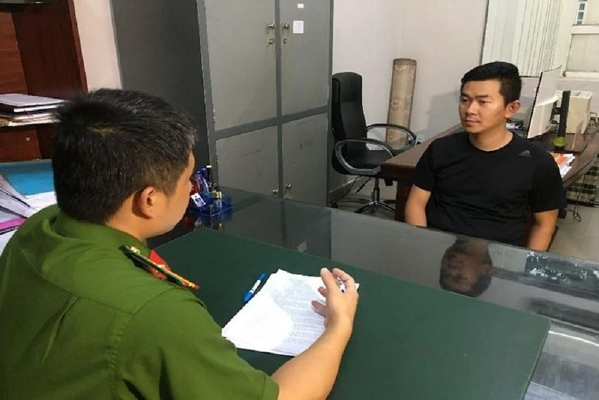 Công an lấy lời khai của Huỳnh Hữu Tường. Ảnh: CA.