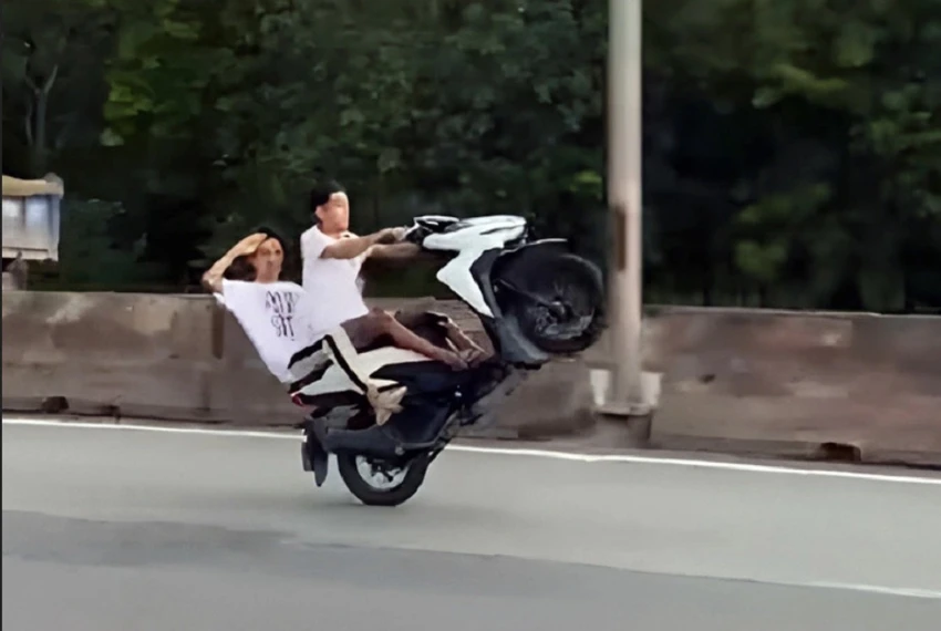 đua xe máy.jpg
