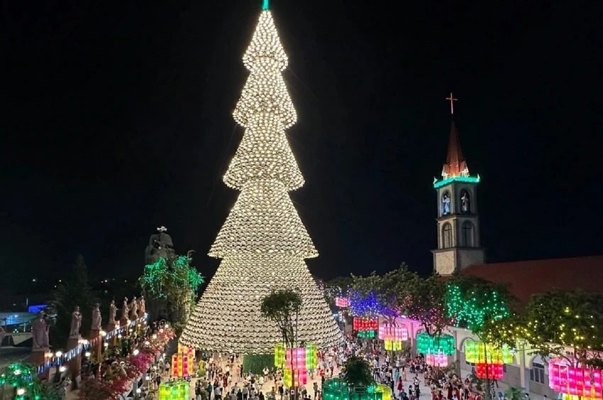 Độc lạ cây thông Noel làm bằng 4.200 nón lá