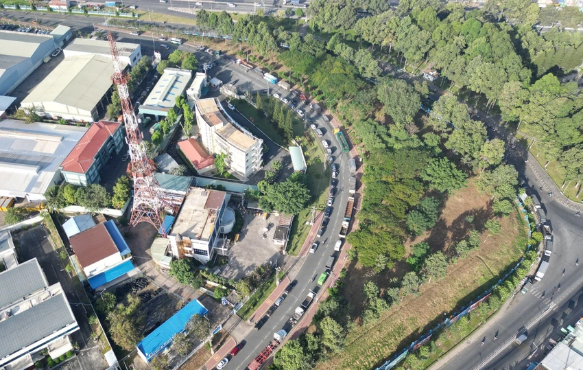 xếp hàng đăng kiểm xe ở Đồng Nai