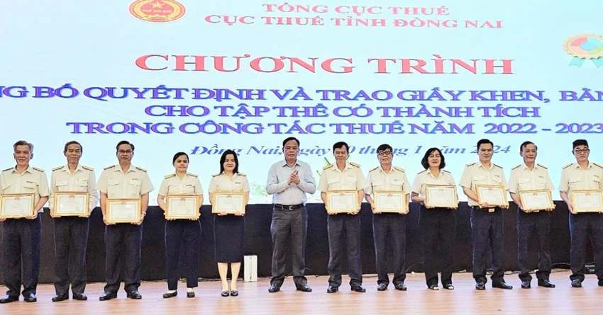 Thu thuế.jpg