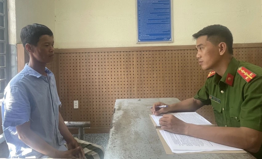 Công an thông tin vụ người vi phạm đốt xe máy trên ô tô đặc chủng của CSGT