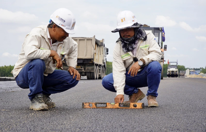 Để đảm bảo đúng kỹ thuật, các kỹ sư liên tục kiểm tra chất lượng, độ phẳng của bề mặt thảm nhựa trong quá trình lu phẳng.