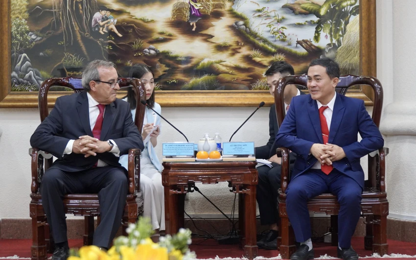 đoàn công tác 1.jpg