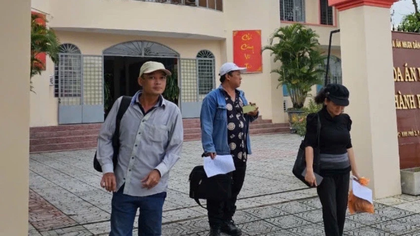 3 người