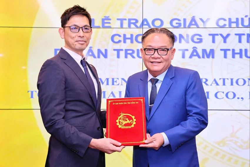 Phó Chủ tịch Thường trực UBND tỉnh Đồng Nai Nguyễn Kim Long trao Giấy chứng nhận đăng ký đầu tư cho nhà đầu tư. Ảnh: VŨ HỘI. trung tâm thương mại 5.jpg
