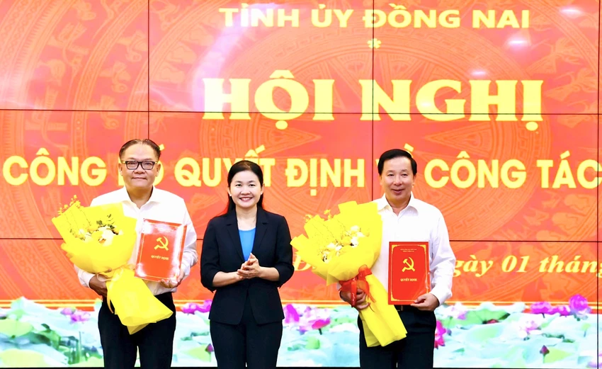 Phó Bí thư Thường trực Tỉnh ủy, Chủ tịch HĐND tỉnh Đồng Nai Tôn Ngọc Hạnh trao quyết định cho Chủ tịch UBND tỉnh Nguyễn Văn Út và Phó Chủ tịch Thường trực UBND tỉnh Nguyễn Kim Long. Ảnh: VH.
