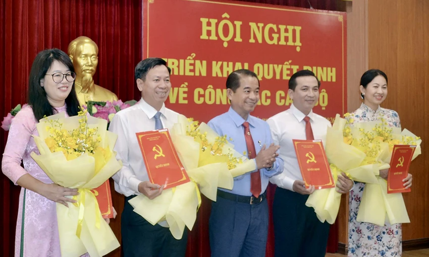 cán bộ 1.jpg