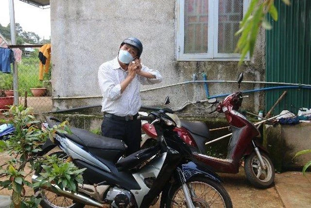 Thí sinh Nguyễn Quang Giáp chuẩn bị đi đến điểm thi tốt nghiệp THPT. Thí sinh Nguyễn Quang Giáp chuẩn bị đi đến điểm thi tốt nghiệp THPT.