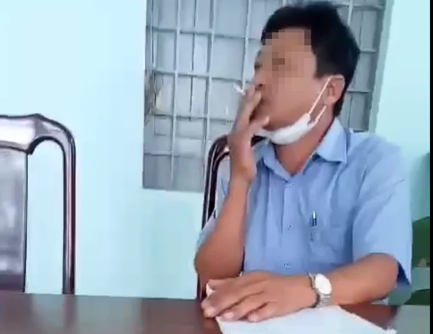 Ông Huỳnh Minh Dương, Chánh thanh tra UBND huyện Ea Kar, được cho là hút thuốc khi tiếp công dân tại trụ sở cơ quan. Ảnh cắt từ clip Ông Huỳnh Minh Dương, Chánh thanh tra UBND huyện Ea Kar, được cho là hút thuốc khi tiếp công dân tại trụ sở cơ quan. Ảnh cắt từ clip