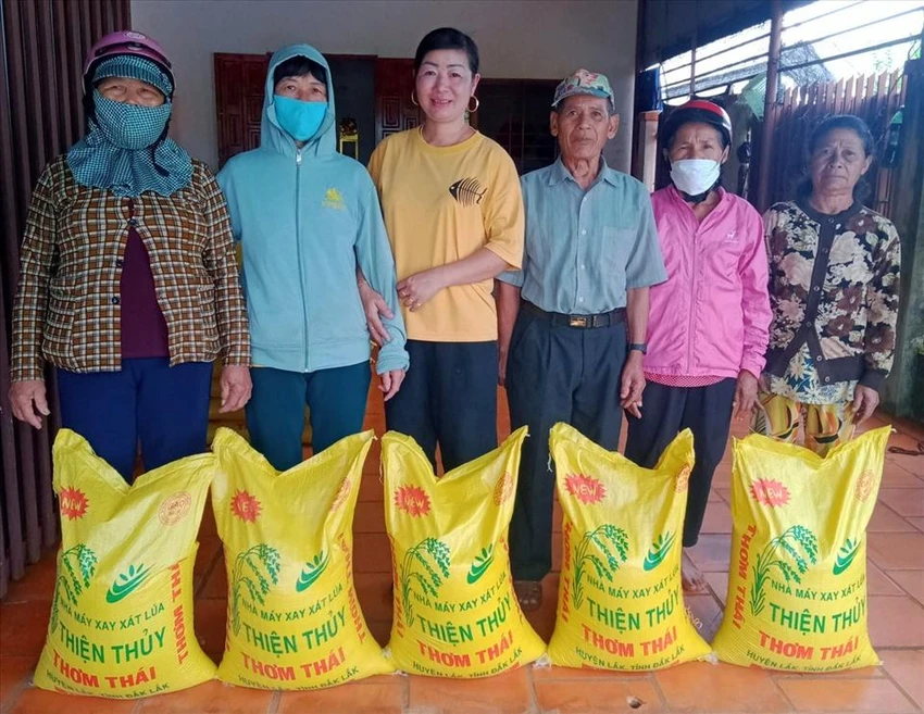 Chị Thúy tặng gạo cho người nghèo. Ảnh: TNT Chị Thúy tặng gạo cho người nghèo. Ảnh: TNT