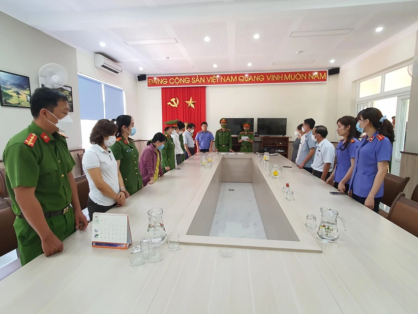 Cơ quan CSĐT Công an tỉnh Đắk Lắk tống đạt các quyết định tố tụng liên quan sai phạm của cán bộ CDC Đắk Lắk mua sắm kit test COVID-19 của Công ty Việt Á. Ảnh: XC Cơ quan CSĐT Công an tỉnh Đắk Lắk tống đạt các quyết định tố tụng liên quan sai phạm của cán bộ CDC Đắk Lắk mua sắm kit test COVID-19 của Công ty Việt Á. Ảnh: XC