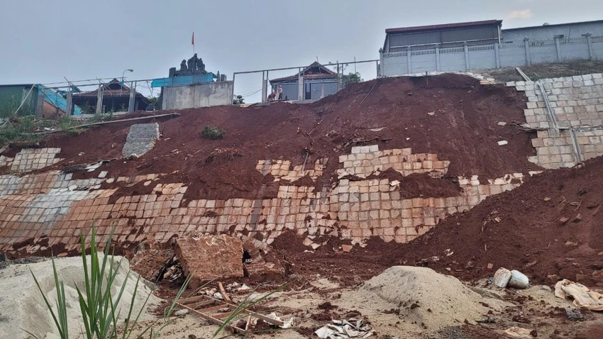 Nhà dân bị sạt lở nghiêm trọng do thi công làm đường. Ảnh: VL