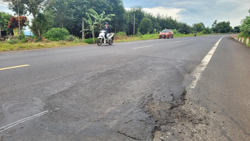 Nhiều vị trí mặt đường bị bong tróc dù đã gia cố. Ảnh: VL Nhiều vị trí mặt đường bị bong tróc dù đã gia cố. Ảnh: VL