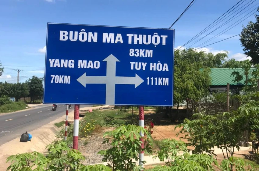 Bảng chỉ dẫn tên TP Buôn Ma Thuột trên Quốc lộ 26 đã được chỉnh sửa lại. Ảnh: VL Bảng chỉ dẫn tên TP Buôn Ma Thuột trên Quốc lộ 26 đã được chỉnh sửa lại. Ảnh: VL