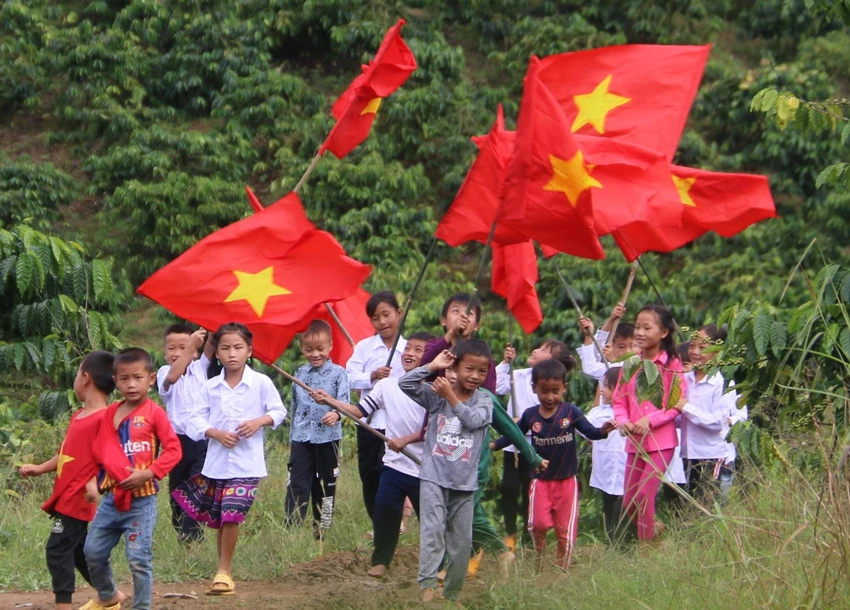 Học sinh đi dự khai giảng. Ảnh: LX