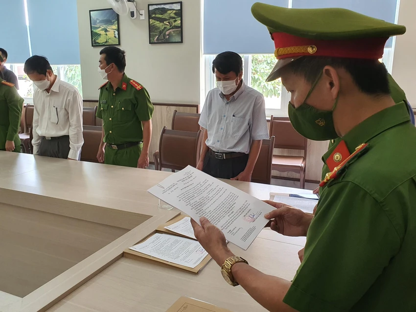 Công an đọc lệnh bắt tạm giam ông Trịnh Quang Trí (áo trắng ngoài cùng bên trái). Ảnh: LX Công an đọc lệnh bắt tạm giam ông Trịnh Quang Trí (áo trắng ngoài cùng bên trái). Ảnh: LX