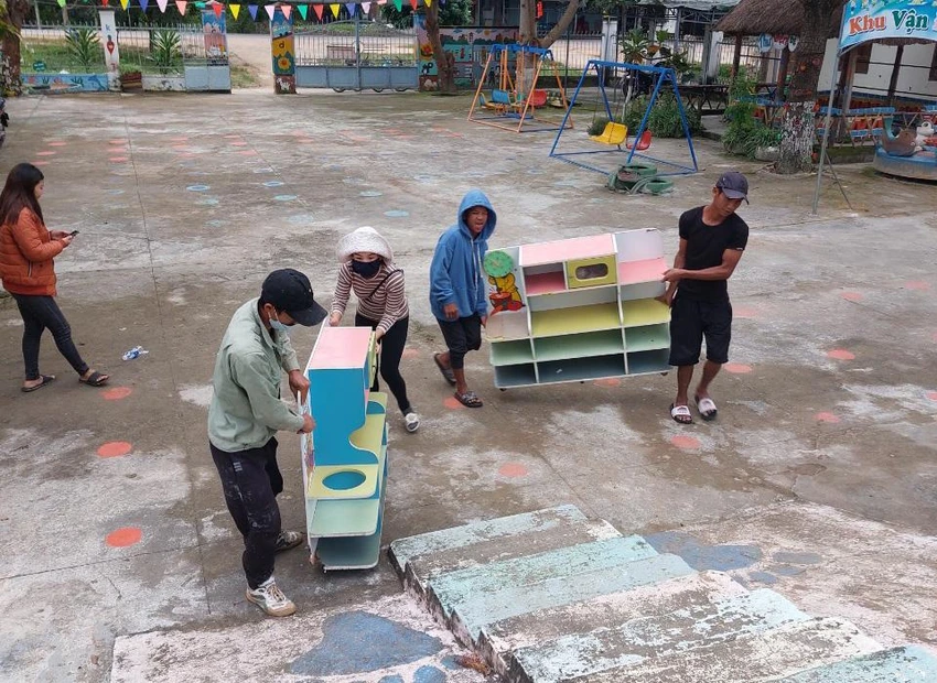 Vận chuyển bàn ghế học sinh vào nơi an toàn. Ảnh: LX Vận chuyển bàn ghế học sinh vào nơi an toàn. Ảnh: LX