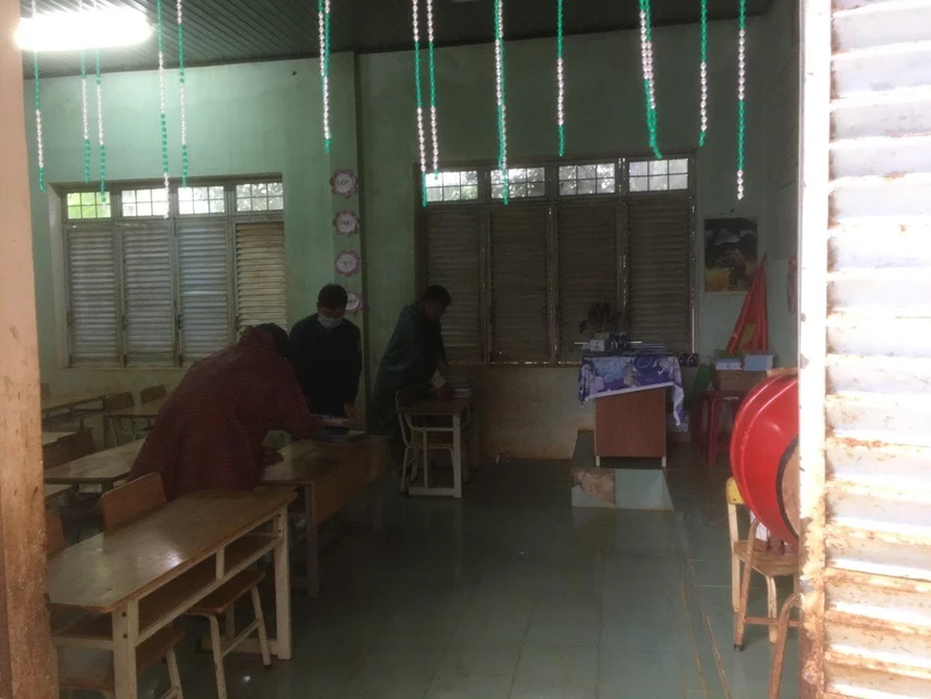 Hỗ trợ các trường học vận chuyển trang thiết bị đến nơi an toàn để tránh bão. Ảnh: LX