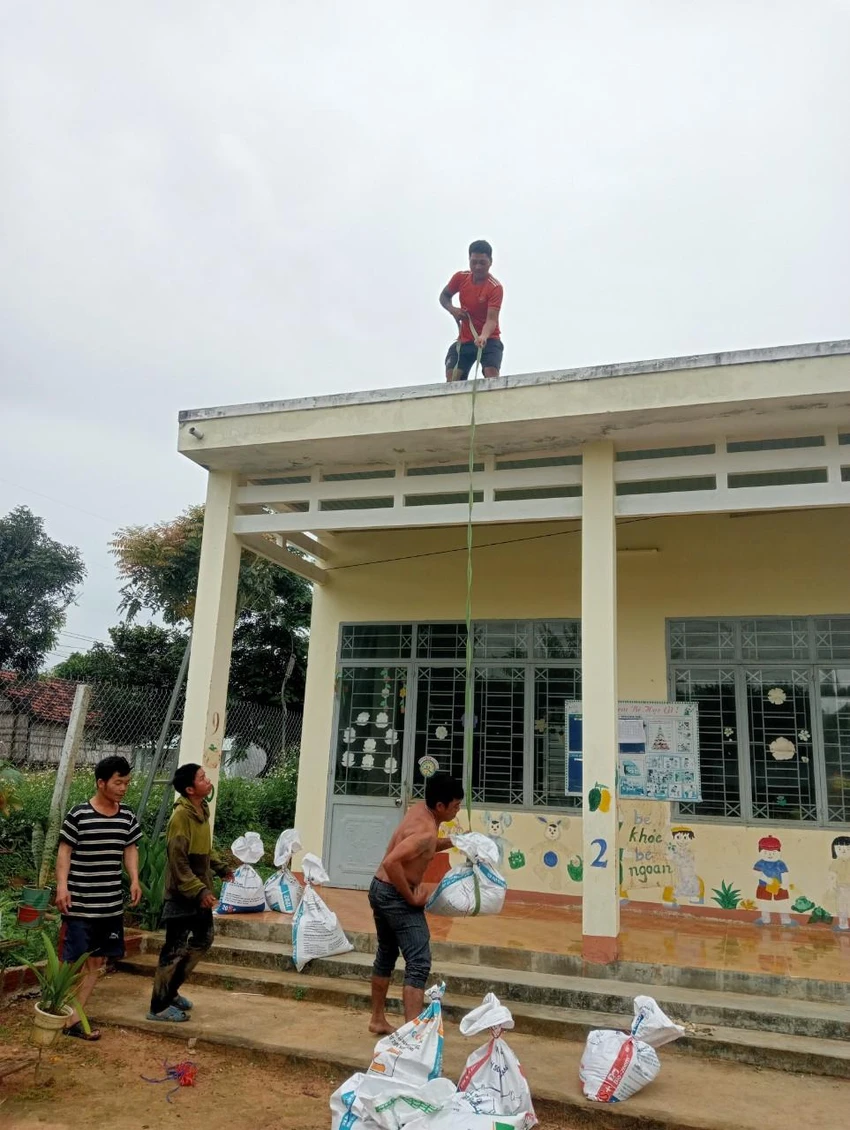 Người dân giúp gia cố điểm trường mầm non Đắk Tờ Re, huyện Kon Rẫy. Ảnh: AX Người dân giúp gia cố điểm trường mầm non Đắk Tờ Re, huyện Kon Rẫy. Ảnh: AX