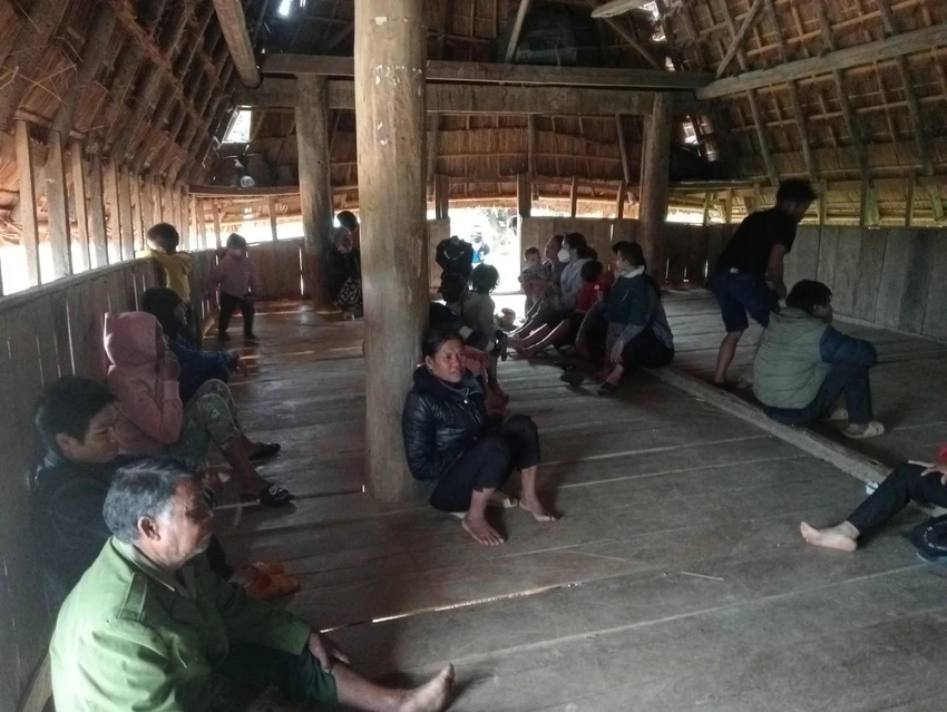 Người dân tập trung tại nhà sinh hoạt cộng đồng. Ảnh: LX Người dân tập trung tại nhà sinh hoạt cộng đồng. Ảnh: LX