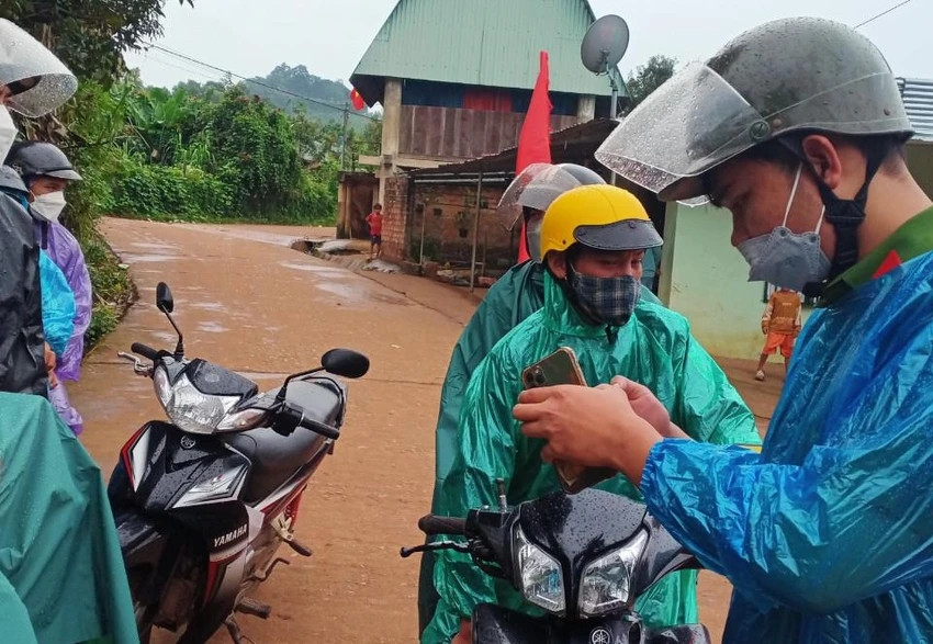 Lực lượng công an, dân quân tự vệ ở huyện Tu Mơ Rông sẵn sàng hỗ trợ người dân phòng chống lụt bão. Ảnh: LX Lực lượng công an, dân quân tự vệ ở huyện Tu Mơ Rông sẵn sàng hỗ trợ người dân phòng chống lụt bão. Ảnh: LX