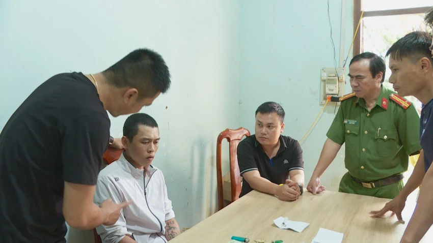 Cơ quan điều tra làm việc với đối tượng (áo khoác màu trắng). Ảnh: AX Cơ quan điều tra làm việc với đối tượng (áo khoác màu trắng). Ảnh: AX