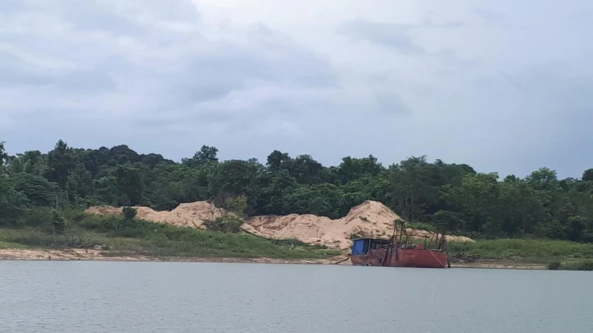 Núi cát khổng lồ trong khu bảo tồn thiên Ea Sô. Ảnh: VL