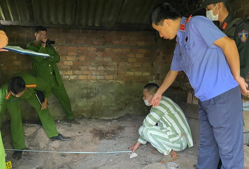 Thực nghiệm hiện trường nhiều vị trí trong nhà của Hiệp. Ảnh: LX Thực nghiệm hiện trường nhiều vị trí trong nhà của Hiệp. Ảnh: LX