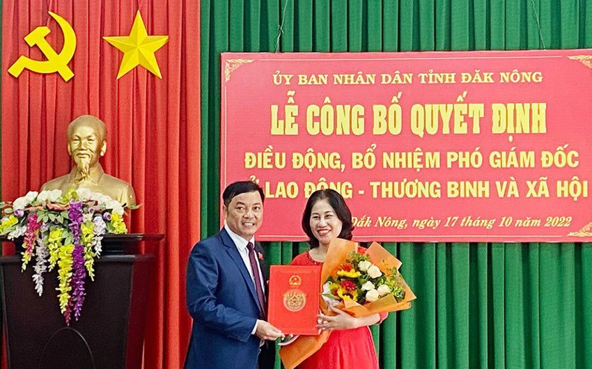 UBND tỉnh Đắk Nông trao quyết định bổ nhiệm bà Nguyễn Thị Thanh Hương nhận nhiệm vụ mới ở Sở LĐ-TB-XH. Ảnh: LX UBND tỉnh Đắk Nông trao quyết định bổ nhiệm bà Nguyễn Thị Thanh Hương nhận nhiệm vụ mới ở Sở LĐ-TB-XH. Ảnh: LX