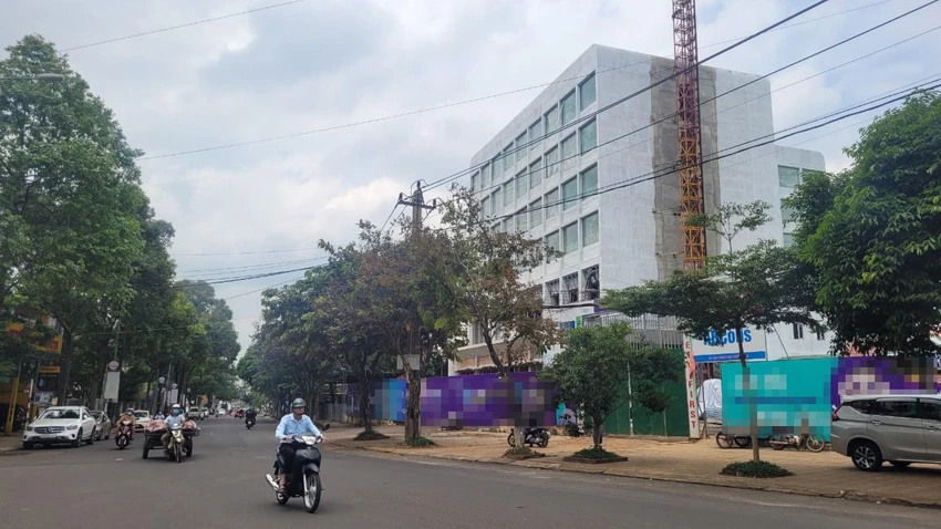 Dự án khách sạn xây dựng gần hoàn thành trên nền đất của trụ sở cũ của Sở Xây dựng Đắk Lắk cũ. Ảnh: VŨ LONG Dự án khách sạn xây dựng gần hoàn thành trên nền đất của trụ sở cũ của Sở Xây dựng Đắk Lắk cũ. Ảnh: VŨ LONG