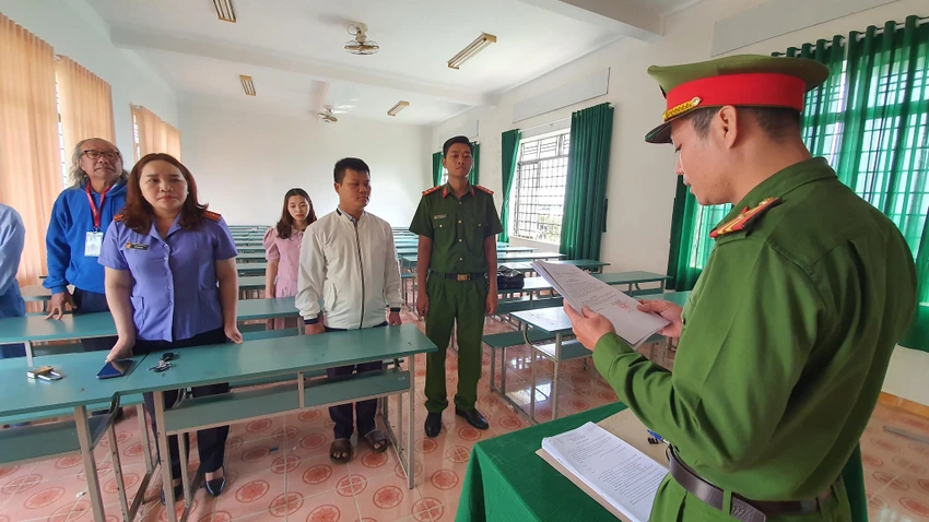 Cơ quan công an đọc lệnh khởi tố ông Tô Viết Tài. Ảnh: AX Cơ quan công an đọc lệnh khởi tố ông Tô Viết Tài. Ảnh: AX