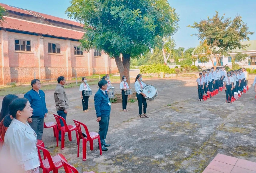 Học sinh và giáo viên sinh hoạt gần công trình cổ đã xuống cấp. Ảnh: LX Học sinh và giáo viên sinh hoạt gần công trình cổ đã xuống cấp. Ảnh: LX