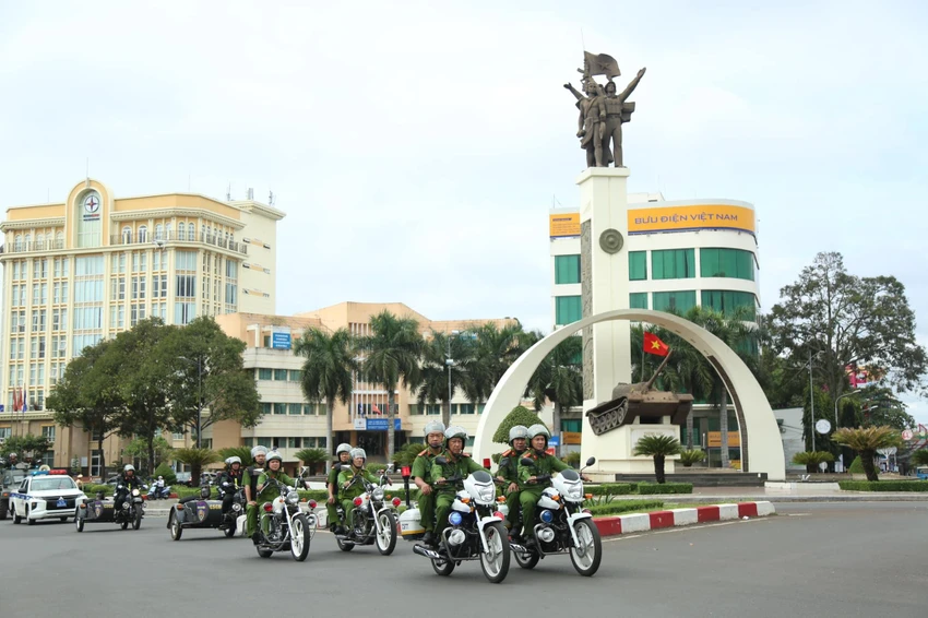 Lực lượng Công an tỉnh Đắk Lắk đang tuần tra qua khu vực ngã Sáu, TP Buôn Ma Thuột. Ảnh: QD Lực lượng Công an tỉnh Đắk Lắk đang tuần tra qua khu vực ngã Sáu, TP Buôn Ma Thuột. Ảnh: QD