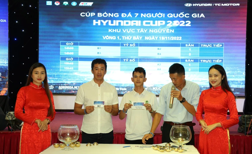 Toàn cảnh buổi lễ bốc thăm giải bóng đá bảy người. Ảnh: BT Giải bóng đá 7 người