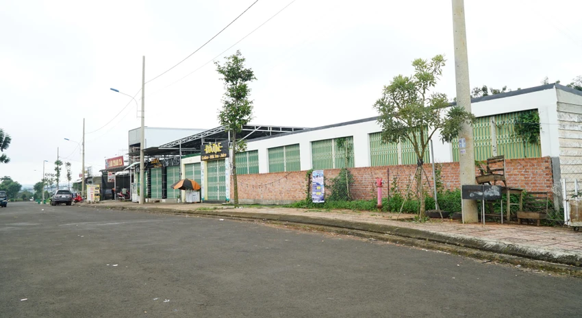 Có nhiều hộ dân cùng được hưởng lợi từ dự án Quảng trường huyện Đắk Mil, nhưng duy chỉ mỗi gia đình bà Lê Thị Lệ Hoa bị rào chắn lối đi vì huyện cho rằng phần đất này đang bị tranh chấp. Ảnh: Vũ Long Có nhiều hộ dân cùng được hưởng lợi từ dự án Quảng trường huyện Đắk Mil, nhưng duy chỉ mỗi gia đình bà Lê Thị Lệ Hoa bị rào chắn lối đi vì huyện cho rằng phần đất này đang bị tranh chấp. Ảnh: Vũ Long